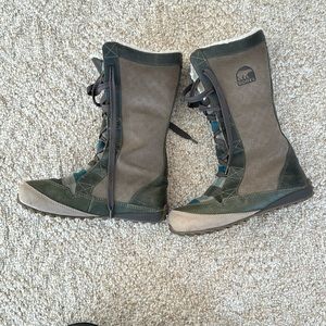 Sorel Mackenzie plaid boots 6.5